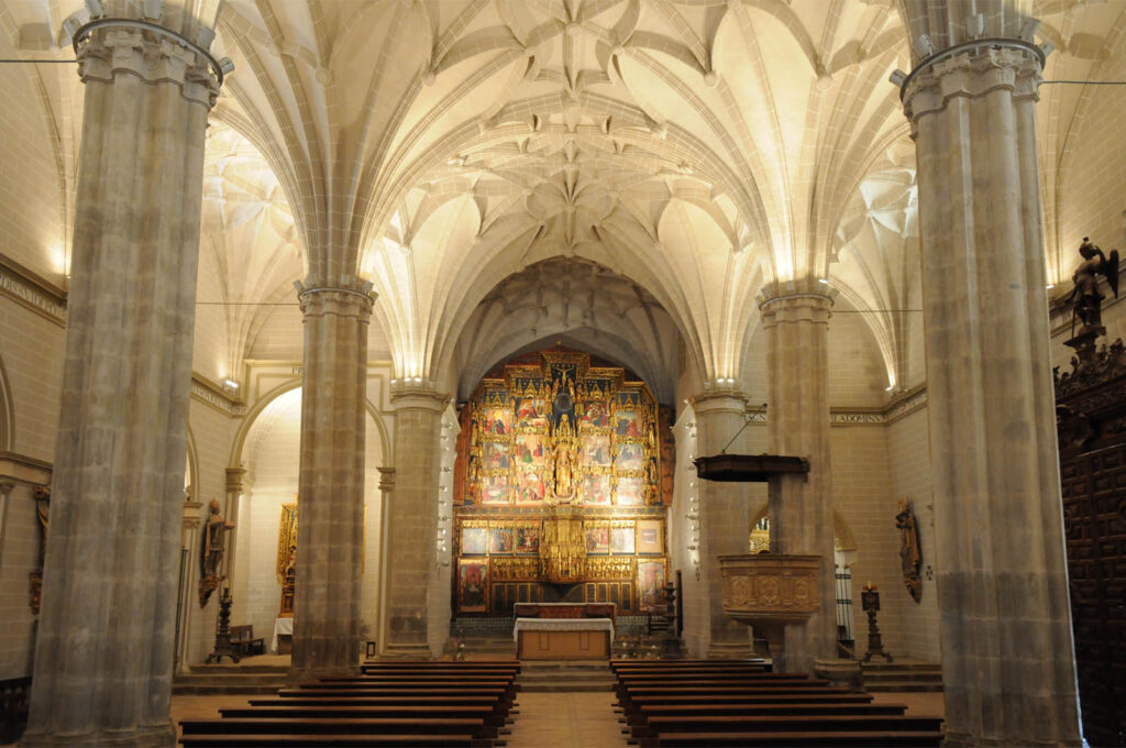 Colegiata de Bolea. Nave Central y Retablo Mayor. Oscasacra, patrimonio diocesano.